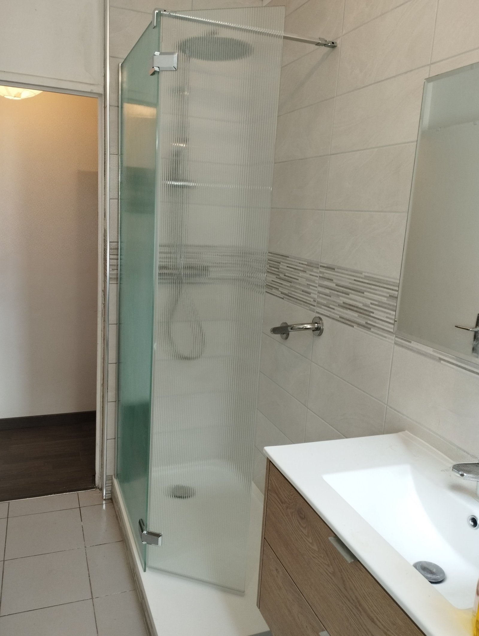 Remplacement d'une ancienne baignoire par un espace douche avec verre cannelé